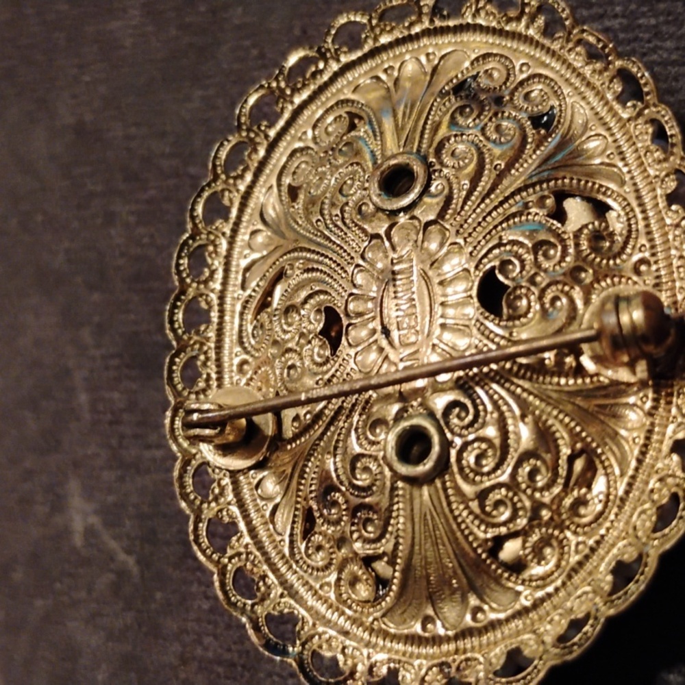 Beautiful gold pin with brown Cameo stamped Germany - Picture 4 of 4